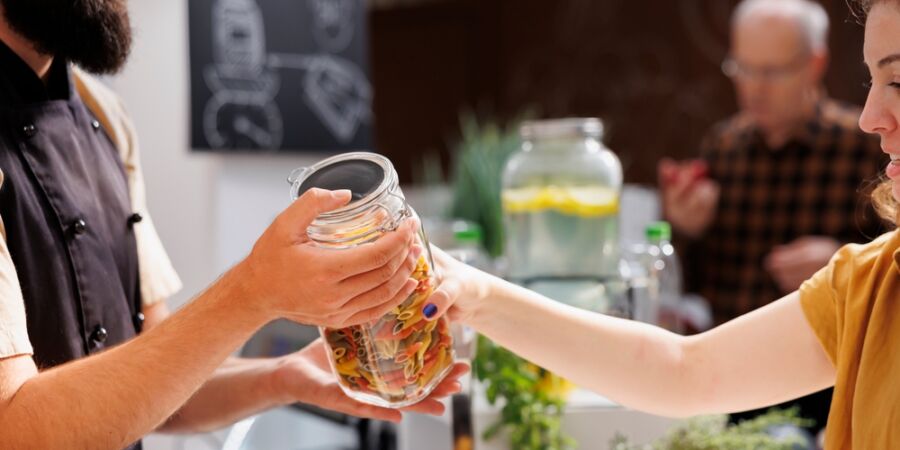 Papírový sáček není trezor: Proč se vyplatí rýži a těstoviny doma přesypat do vlastních nádob?