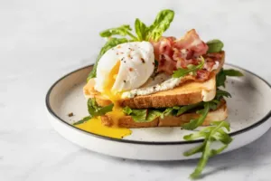 Toast se vkládal do vína, aby kultivoval chuť, dnes za  moderní twisty platíme přes sto korun