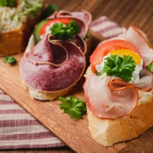 Zlatý věk na Národní třídě: Jak Jan Paukert stvořil fenomén chlebíčku, kterému podlehl i Vlasta Burian