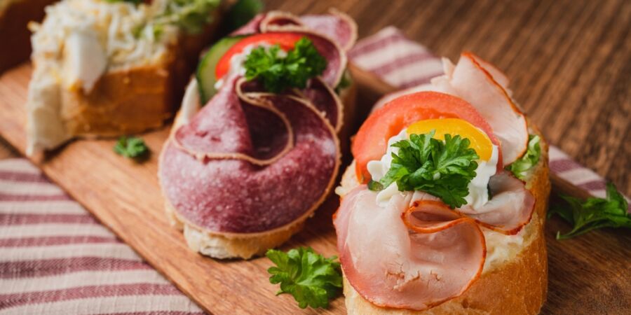 Zlatý věk na Národní třídě: Jak Jan Paukert stvořil fenomén chlebíčku, kterému podlehl i Vlasta Burian