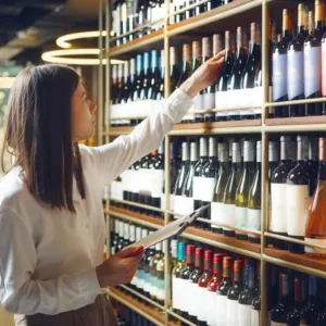 Falšování vína není passé: Španělské záchyty v českých řetězcích ukázaly trpkou realitu