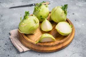 Kedlubnové listy: Obsahují více vápníku a vitaminu C než  bulva, přesto je většina lidí hned v obchodě vyhazuje