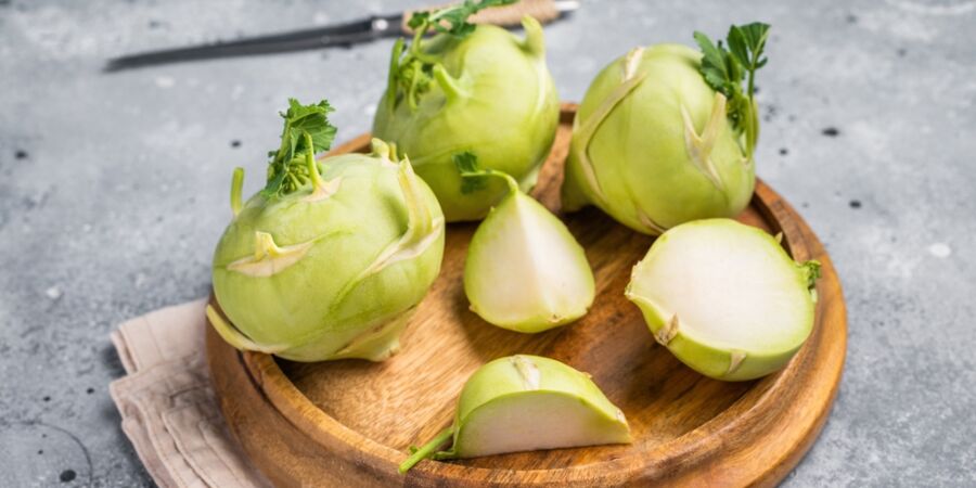 Kedlubnové listy: Obsahují více vápníku a vitaminu C než  bulva, přesto je většina lidí hned v obchodě vyhazuje