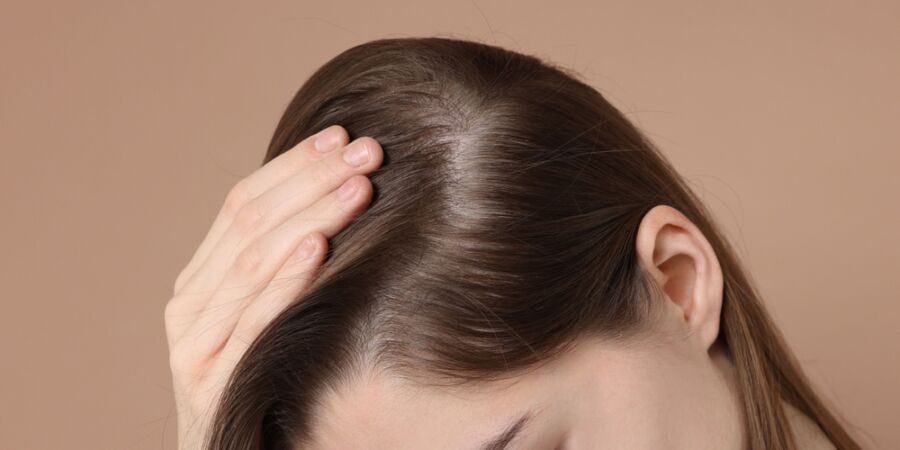 Za zhoršenou kvalitou vlasů často nestojí jen fén a kosmetika, ale i nedostatek železa, bílkovin či zinku