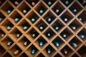 Světová spotřeba vína klesá na šedesátileté minimum, prémiový segment podle odborníků zůstává investičně atraktivní