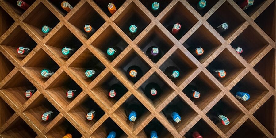 Světová spotřeba vína klesá na šedesátileté minimum, prémiový segment podle odborníků zůstává investičně atraktivní