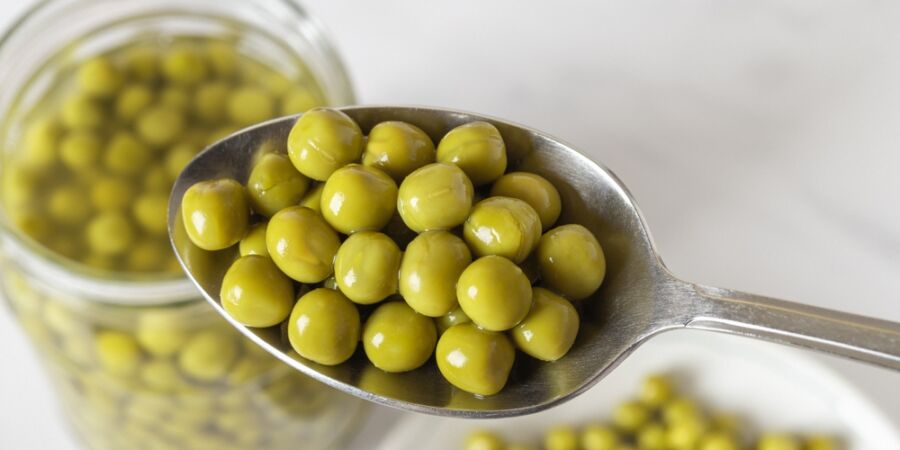 Smaragdový podvod: Když viktoriánský hrášek zářil díky jedovaté mědi