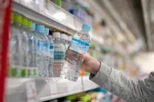 Dnes je Světový den vody, připomínáme výsledky testu balených vod: Chyběla v nich zásadní minerální látka