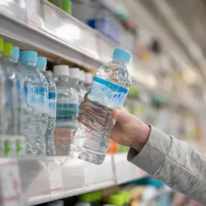 Dnes je Světový den vody, připomínáme výsledky testu balených vod: Chyběla v nich zásadní minerální látka