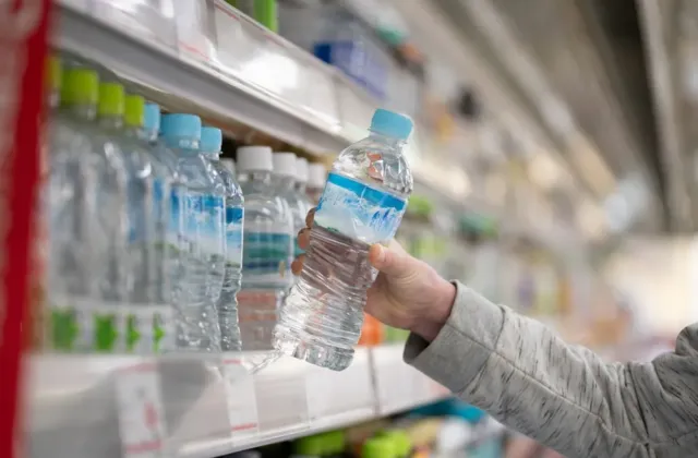 Dnes je Světový den vody, připomínáme výsledky testu balených vod: Chyběla v nich zásadní minerální látka