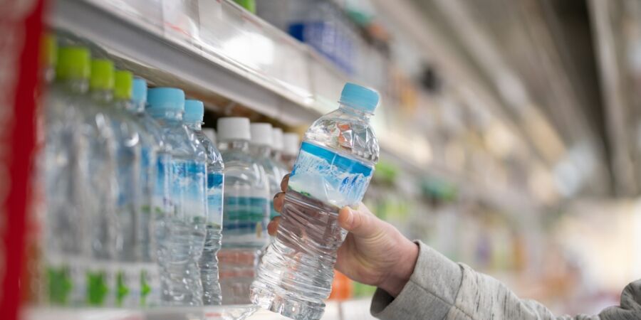 Dnes je Světový den vody, připomínáme výsledky testu balených vod: Chyběla v nich zásadní minerální látka