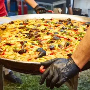 Zlato v mělké pánvi: Paella je tlukoucí srdce španělské identity, dnes slaví svůj den