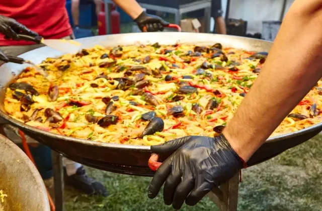 Zlato v mělké pánvi: Paella je tlukoucí srdce španělské identity, dnes slaví svůj den