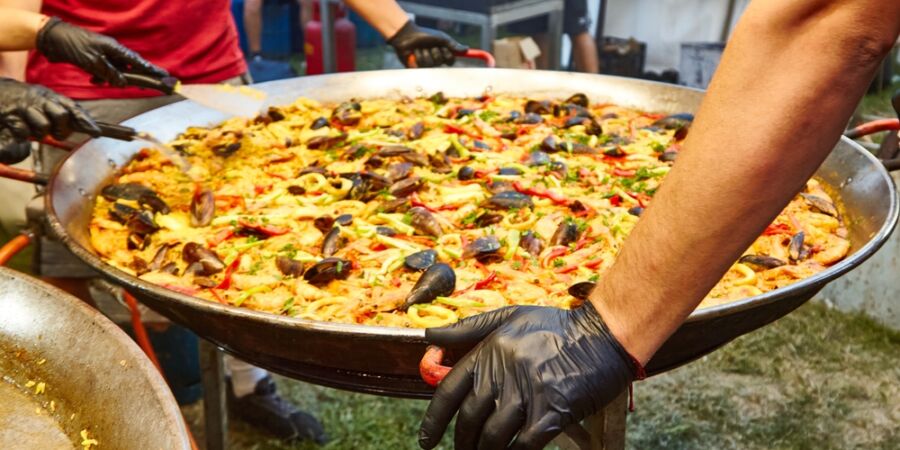 Zlato v mělké pánvi: Paella je tlukoucí srdce španělské identity, dnes slaví svůj den