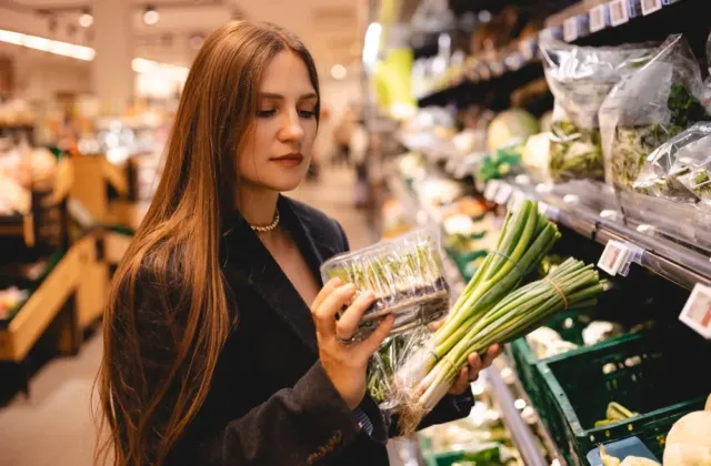 Už je to tady zase: Konflikt jako neúprosný režisér cen v našich nákupních košících