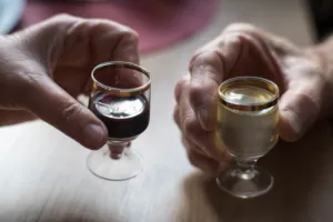 Tekuté zlato v broušeném skle: Objevte zapomenuté likéry našich babiček