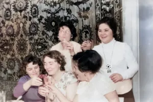 Od chleba a růží k chlebíčku a karafiátu: Jak chutnal Mezinárodní den žen v Československu