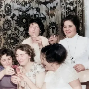 Od chleba a růží k chlebíčku a karafiátu: Jak chutnal Mezinárodní den žen v Československu