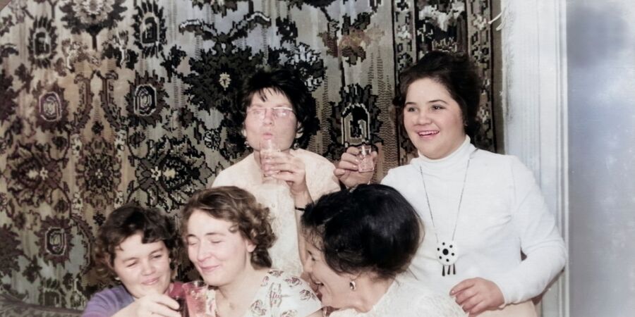 Od chleba a růží k chlebíčku a karafiátu: Jak chutnal Mezinárodní den žen v Československu