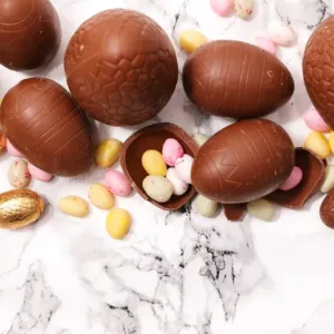 Velikonoční drahota: Proč ani rekordní propady cen kakaa neproměnily cenovky čokolády v českých obchodech?