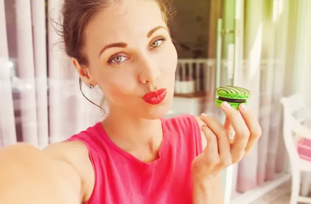 Toxická pozitivita nás nutí tvářit se šťastně, ale ve skutečnosti ničí vztah k sobě, k emocím i k jídlu