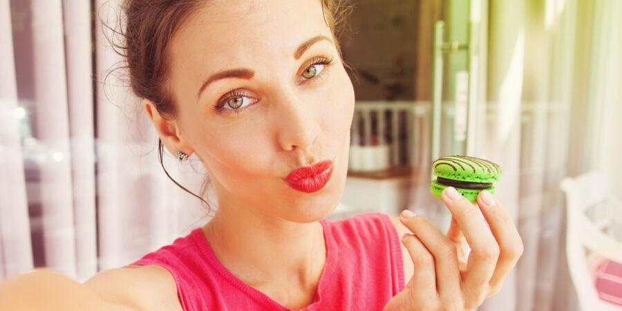 Toxická pozitivita nás nutí tvářit se šťastně, ale ve skutečnosti ničí vztah k sobě, k emocím i k jídlu