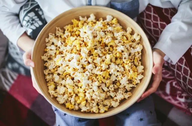Dnešní den je zasvěcen milovníkům popcornu: Pozor na prefabrikované výrobky, obsahují koktejl aromat a skrytých tuků