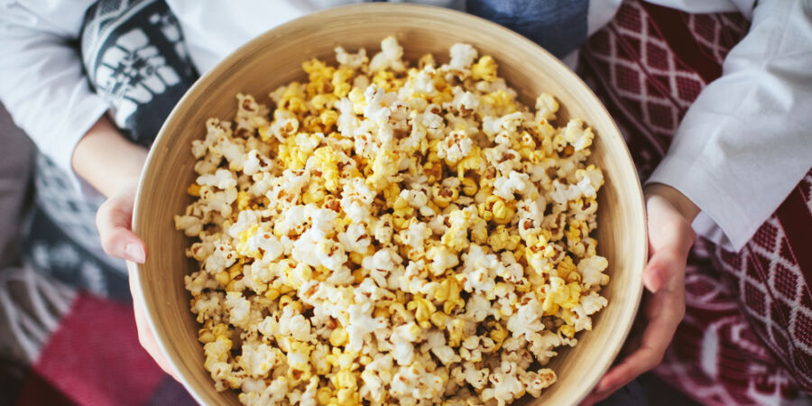 Dnešní den je zasvěcen milovníkům popcornu: Pozor na prefabrikované výrobky, obsahují koktejl aromat a skrytých tuků