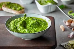 Pravé pesto nepoznáte podle sytě zelené barvy, ale podle složení