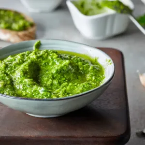 Pravé pesto nepoznáte podle sytě zelené barvy, ale podle složení