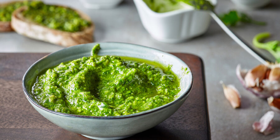 Pravé pesto nepoznáte podle sytě zelené barvy, ale podle složení