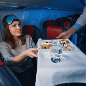 V deseti kilometrech nad zemí nám málokdy chutná. Zjistěte, proč se vaše chuťové pohárky v letadle „vypnou“?