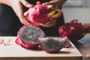 Konec vitamínového mýtu: Nutriční specialistka vysvětluje, proč nablýskaná exotika prohrává s českou zeleninou