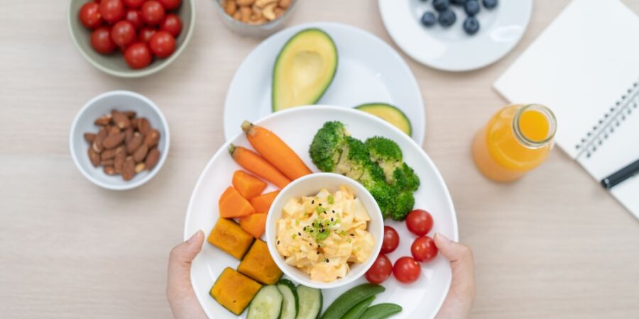 Neexistuje jeden správný jídelníček: Odbornice vysvětluje, proč většina lidí začíná špatně