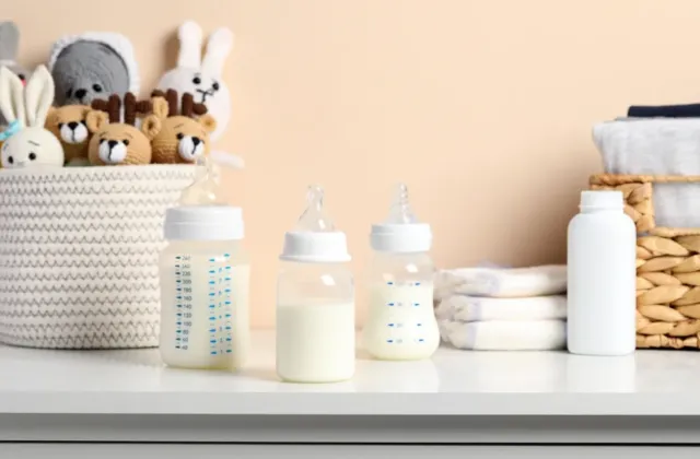 Třetí případ během několika měsíců: Nález toxinu v kojeneckém mléce znovu otevírá otázku, jak bezpečný je trh s dětskou výživou