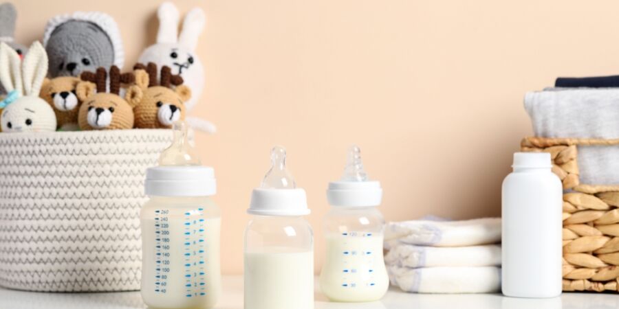 Třetí případ během několika měsíců: Nález toxinu v kojeneckém mléce znovu otevírá otázku, jak bezpečný je trh s dětskou výživou