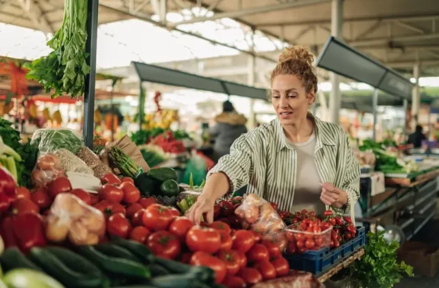 Na farmářském trhu se nebojte zeptat na původ, složení i hmotnost: Právě tyto otázky vás ochrání před chybami, které inspektoři nacházejí nejčastěji
