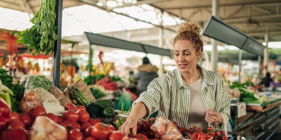 Na farmářském trhu se nebojte zeptat na původ, složení i hmotnost: Právě tyto otázky vás ochrání před chybami, které inspektoři nacházejí nejčastěji