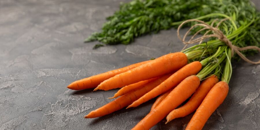 Operace Karotka: Jak britská propaganda oklamala svět a proč vaši mrkev musíte „utopit“ v tuku