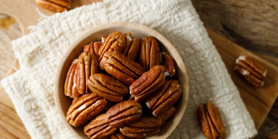 Dnešní den patří pekanovým ořechům: Věděli jste, že jejich název v indiánském jazyce znamená „ořech, který se musí rozbít kamenem“?