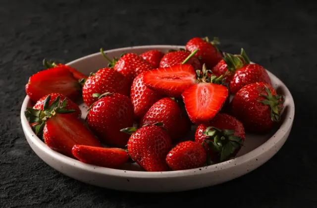 Domácí jahody můžete sklízet o dva až tři týdny dříve: Objevte finty pěstitelů