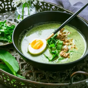 Nezapomeňte v dubnu na medvědí česnek, ale nespleťte si ho s jedovatou konvalinkou