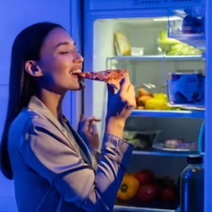 Víte, že barva žárovky v kuchyni přepíná vaše chutě na sladké? Žluté světlo nás nutí k nočním nájezdům na lednici