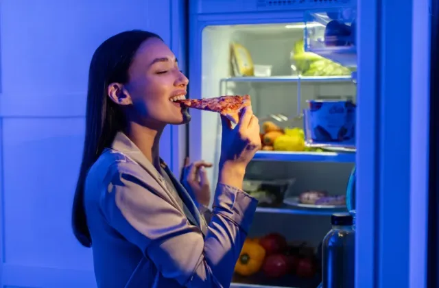 Víte, že barva žárovky v kuchyni přepíná vaše chutě na sladké? Žluté světlo nás nutí k nočním nájezdům na lednici