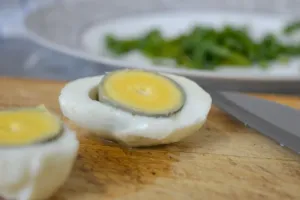 Zelený kroužek u žloutku není projev zkažení, ale důkaz, že jste je převařili: Co se opravdu děje pod skořápkou?