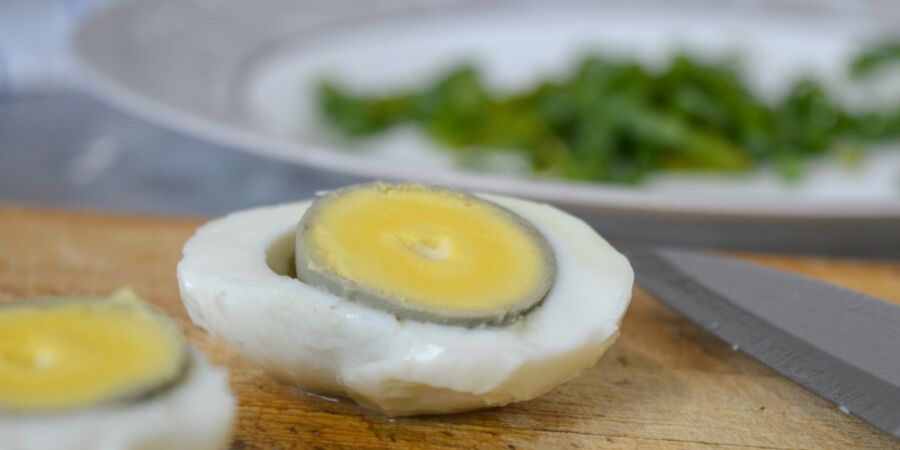 Zelený kroužek u žloutku není projev zkažení, ale důkaz, že jste je převařili: Co se opravdu děje pod skořápkou?