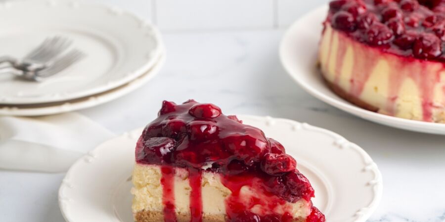 Třešňový cheesecake slaví svůj den: Jak se z energetické bomby pro řecké zápasníky stala cukrářská ikona?