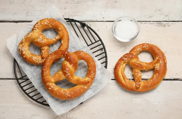 Tvar preclíku má připomínat ruce dětí zkřížené na prsou při modlitbě: Dnes slaví svůj den