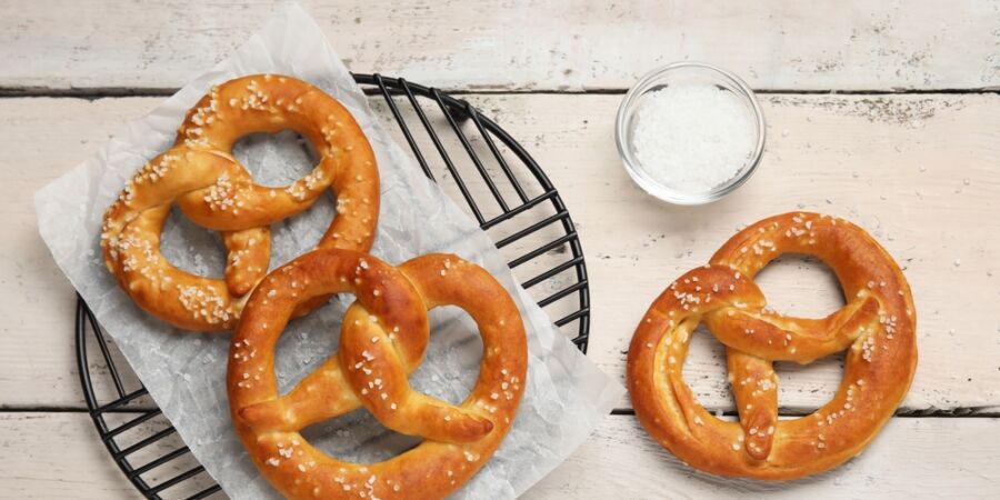 Tvar preclíku má připomínat ruce dětí zkřížené na prsou při modlitbě: Dnes slaví svůj den