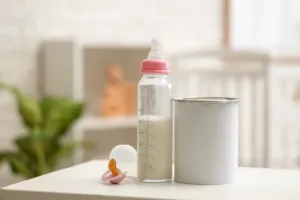 Toxiny v kojeneckém mléku: Veterináři vyřadili z trhu desítky šarží, rodiče nabádají k důkladné kontrole zásob